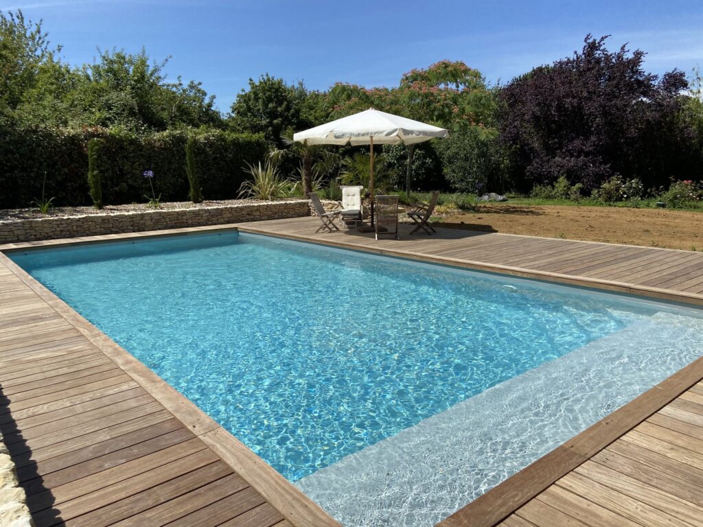 Aménagement d'une terrasse en bois autour d'une piscine